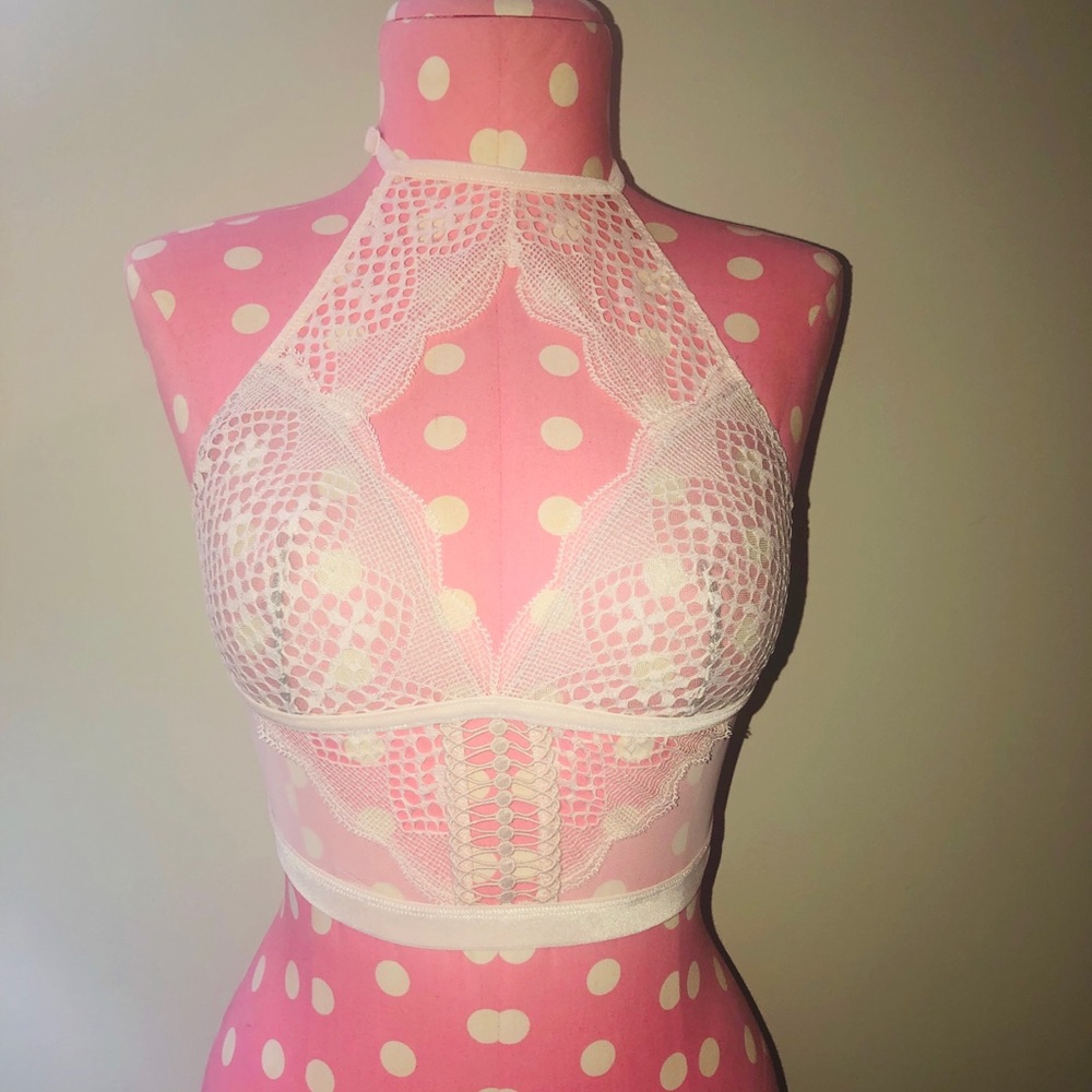 🆚 Nude/pink colored bralette